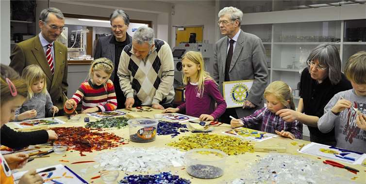 Mit der großzügigen Spende von 1.700 Euro durch den Rotary-Club Bonn-Rheinbach war es dem Glasmuseum im abgelaufenen Jahr möglich, die Workshops mehreren Schulklassen zu einem sozial verträglichen Preis anzubieten. privat