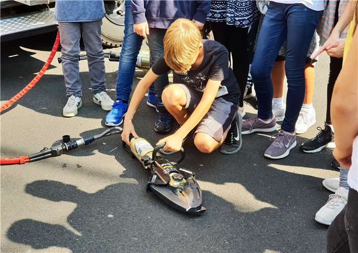 Mit der hydraulischen Schere werden zum Beispiel Personen aus verunfallten Autos gerettet. Die Schere ist für den Sevhstklässler viel zu schwer.