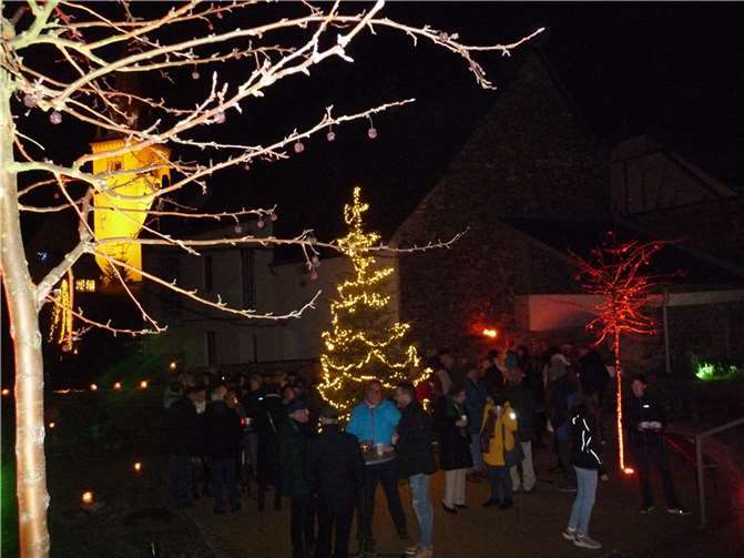 Mit der illuminierten Ausleuchtung der Kirche und dem Nachbarschaftsplatz wurde ein sehr eindrucksvolles und stimmungsvolles Ambiente geschaffen.