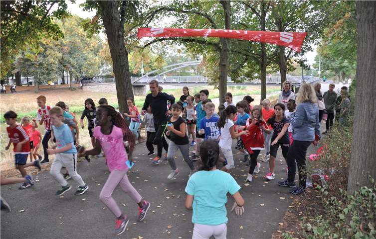 Mit der in diesem Jahr erlaufenen Summe soll ein neues Klettergerüst auf dem Schulhof errichtet werden.privat