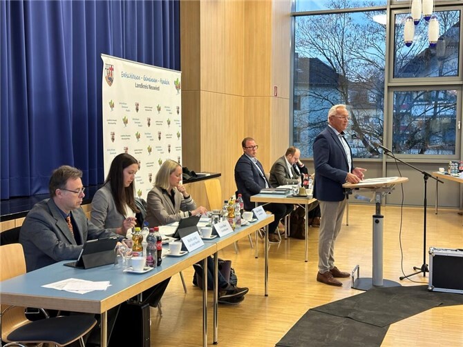 „Mit der interkommunalen gegenseitigen Notwasserversorgung mit dem Zweckverband Wasserversorgung Kreis Altenkirchen (WKA) werden wir die Versorgungssicherheit mit Wasser in Krisenfällen deutlich erhöhen.“ Der Argumentation von Landrat Achim Hallerbach konnte der Kreistag auf seiner letzten Sitzung des Jahres mit seinem einstimmigen Votum in Gänze folgen.  Foto: Thomas Herschbach / Kreisverwaltung Neuwied