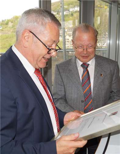Mit der kleinen Plakette des Landkreises ehrte Landrat Manfred Schnur das jahrzehntelange Engagement von Lorenz Steden für Wald und Wild.