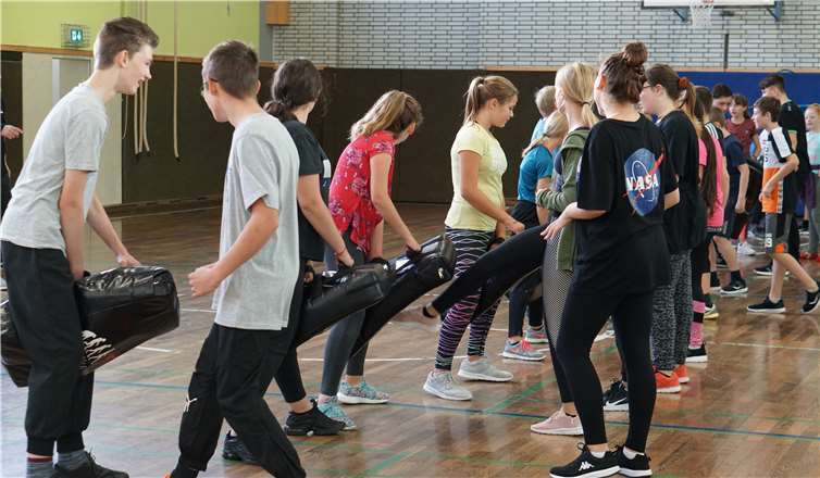 Mit der modernen Selbstverteidigung Krav Maga ist jeder in der Lage, sich und andere selbst zu verteidigen. Unabhängig von Alter oder Geschlecht bietet das System defensive Techniken zur Verteidigung.Fotos: privat