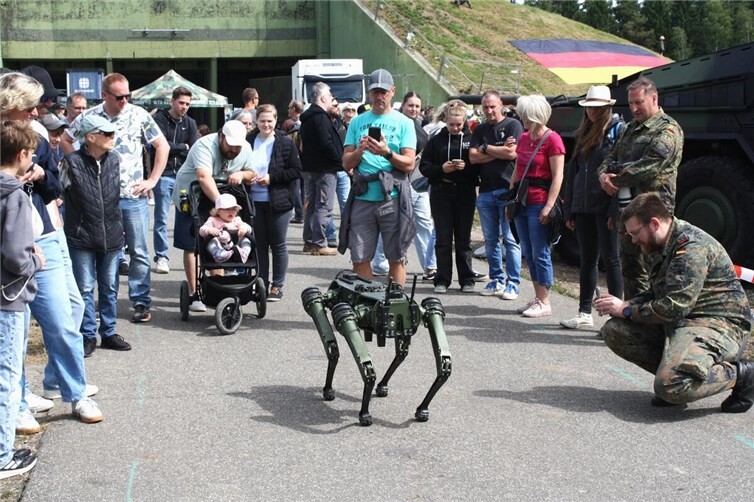 Mit der modernen Technik auf Augenhöhe. Ein laufender Roboter zog unter anderem das Interesse auf sich.