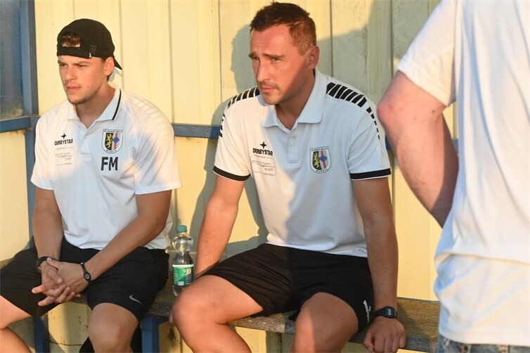 Mit der momentanen Situation können sich Eintracht-Spielertrainer Damir Mrkalj (rechts) und Co-Trainer Finn Müller nicht anfreunden. Foto: SK