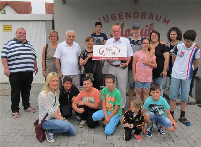 Mit der muslimischen Gemeinde Mülhofen pflegt Ute Stuhlträger-Fatehpour, 2. v. li., eine besondere Verbundenheit.Privat