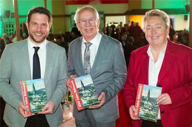 Mit der neuen Ortschronik v.li. Ortsvorsteher Thomas Roos, Autor Herbert Hennes, Bürgermeisterin Ulrike Mohrs