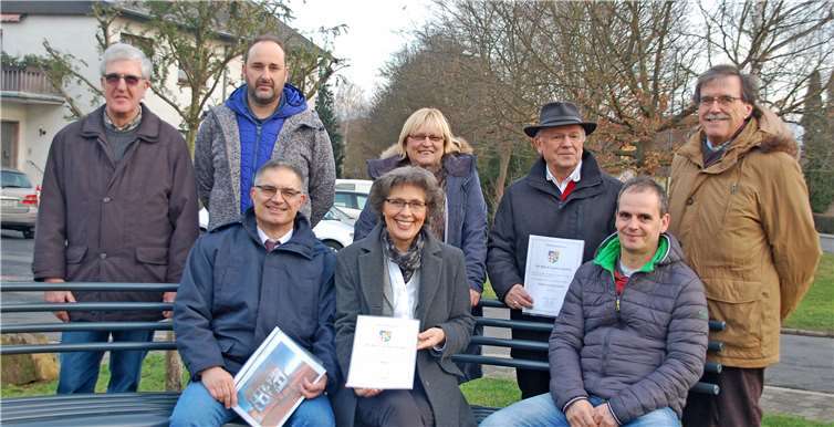 Mit der neuen Ruhebank wurde ein Treff- und Kommunikationspunkt in der Rauschermühlenstraße/Ecke Karl-Marx-Straße am Ortsausgang von Plaidt geschaffen. Von dem Ergebnis überzeugten sich Verbandsbürgermeister Klaus Bell (rechts stehend) und Ortsbürgermeister Wilhelm Anheier, Kommunalbetreuerin Beate Ziegler von innogy und Projektpate Stefan Horch (sitzend v.l.n.r.) Mit dabei auch Wolfgang Horch vom Plaidter Geschichtsverein und Bürger aus Plaidt. Foto: privat