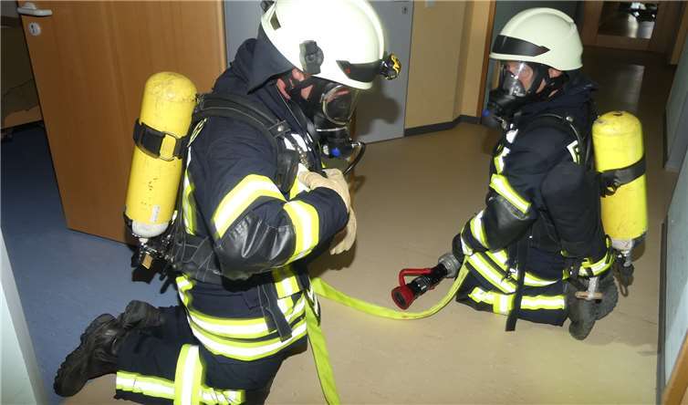 Mit der nötigen Ruhe und Übersicht durchsuchten die Atemschutzträger das Gebäude nach Verletzten.