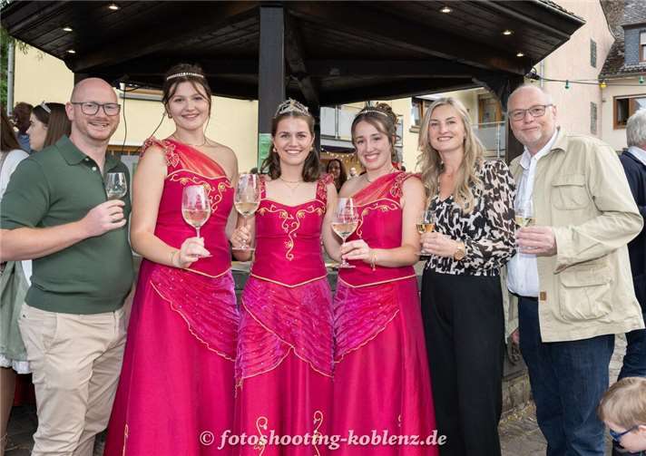 Mit der offiziellen Eröffnung durch Weinkönigin Judith I. und ihre Prinzessinnen Zoe und Elisa erhielt das Fest seinen feierlichen Auftakt.