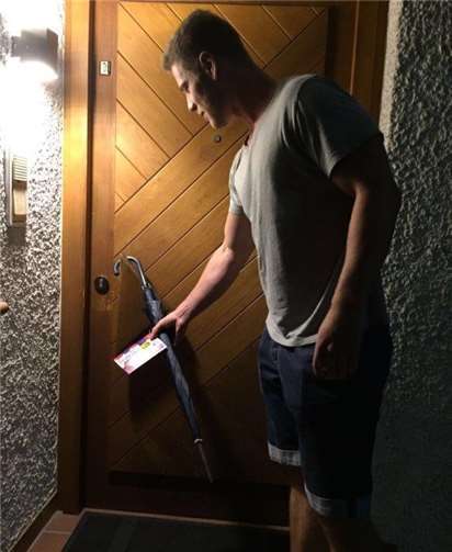 Mit der originellen Schirmaktion machte das Möbelhaus auf die Neueröffnung aufmerksam.  privat