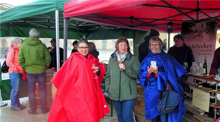 Mit der richtigen Kleidung kann man auch bei Regen ein Weinfreund sein - wie diese Damen aus Schleswig-Holstein.