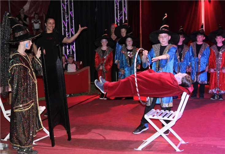 Mit der „schwebenden Jungfrau“ eiferten die Grundschul-Magier ihrem zaubernden Diakon nach.