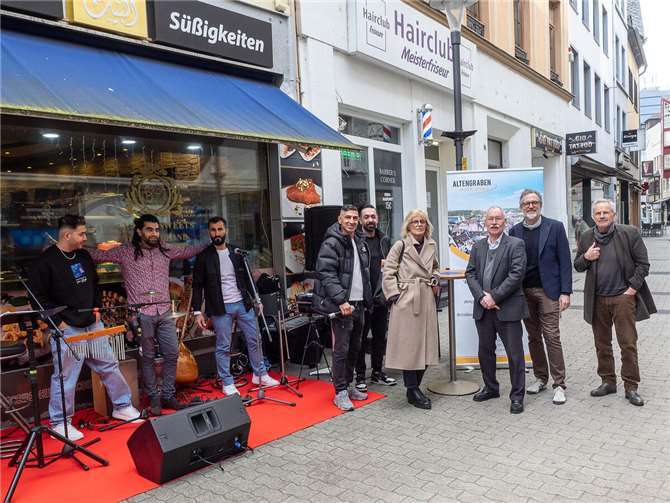 Mit der selbstkomponierten Zugabe „Koblenz ich liebe dich, ich bin hier angekommen!“ fielen alle Zuhörende in einen begeisterten Applaus ein und wünschten sich gegenseitig eine gute friedvolle Zeit. Foto: Hermann Schäfer