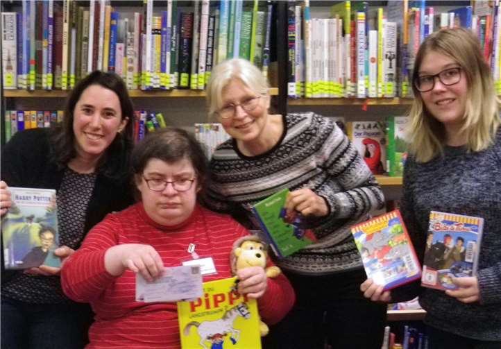 Mit der stolzen Gewinnerin freut sich das Bibliotheksteam Natalie Stindt (BundesFreiwilligendienstLeistende), Lydia Lehmann (Leiterin) und Patricia Landgraf (BundesFreiwilligendienstLeistende). Foto: Petra Hoppe