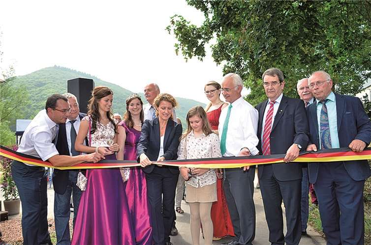 Mit der symbolischen Durchschneidung des Bandes durch Fenja Schneemann wurde der neu ausgebaute bRad- und Gehweg offiziell eröffnet.privat