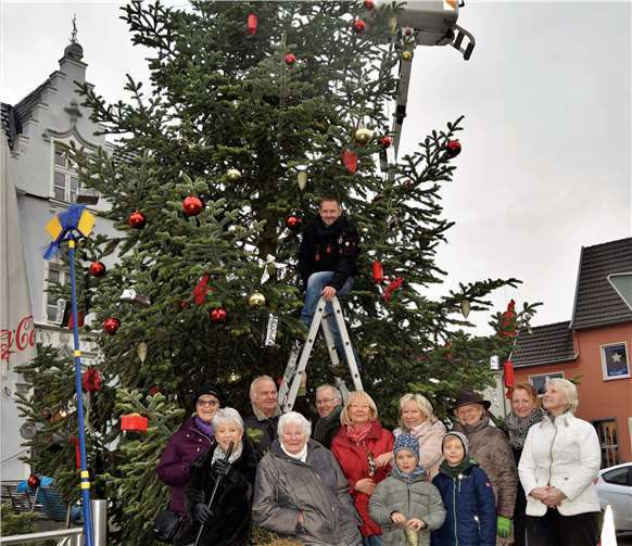 Mit der tatkräftigen Unterstützung von Freunden schmückten Hanni und Günter Warzel den prächtigen Baum auf dem Wilhelmsplatz.  EICH