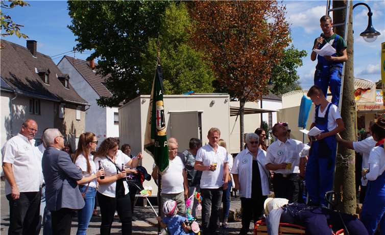 Mit der traditionellen Baumrede am Dorfplatz startete am Sonntagnachmittag der Festumzug. Fotos: JS