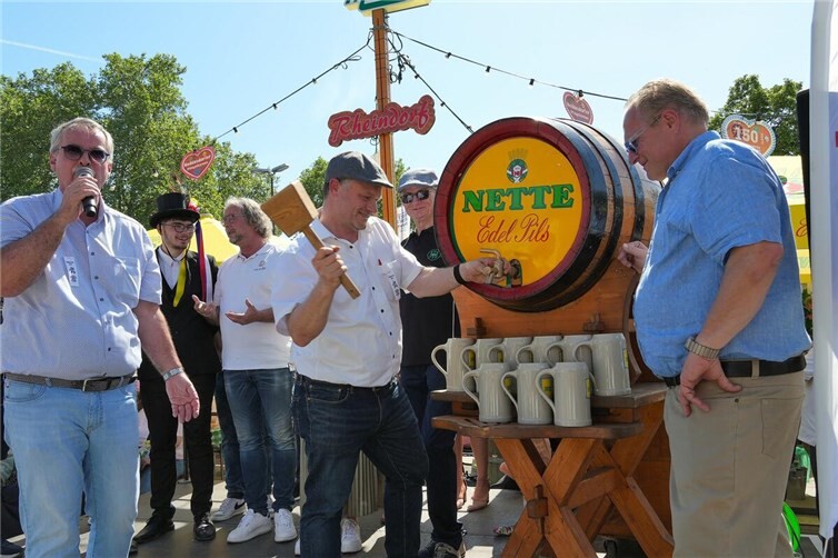 Mit der traditionellen Fassanstich eröffnete Oberbürgermeister Jan Einig die 150. Heddesdorfer Pfingstkirmes am Samstagnachmittag 