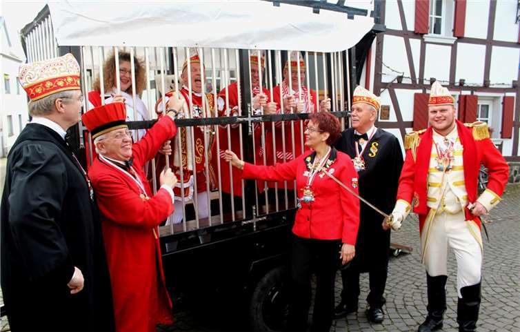 Mit der vergitterten Strafkarosse verurteilte man "Karnevalsmuffel" aus der Umgebung zwischen Heister und Linz. DL