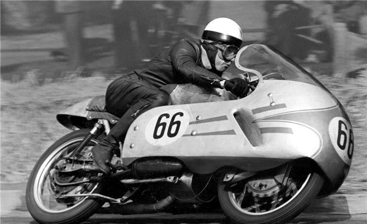 Mit der vollverkleideten 350er DKW-Rennmaschine (genannt auch singende Säge) wurde Gustl Hobl 1956 Vizeweltmeister.Foto: Archiv AUDI