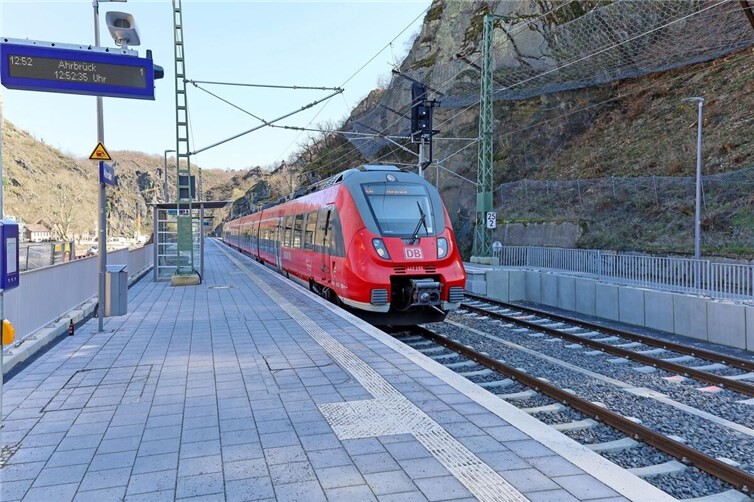 Mit der wiederaufgebauten Ahrtalbahn hat Dernaus Ortsteil Marienthal seine bis dahin gut genutzte Bushaltestelle des Schienenersatzverkehrs verloren. Rolf Schmitt, Vorsitzender des Hochwasserhilfevereins Marienthal e.V. und Mitglied im Rat der Ortsgemeinde Dernau, hat eine Petition zur Einrichtung eines Bahnhaltepunktes in Marienthal gestartet und unterstreicht die Bedeutung einer zukunftsfähigen Verkehrsinfrastruktur für Bewohner und Gäste. (Symbolfoto)