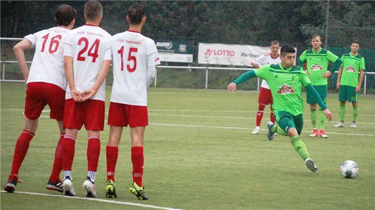 Mit diesem Freistoß sorgte Mustafa Madanoglu in der 77. Minute bei strömendem Regen für den 3:3-Ausgleich. Fotos: SK