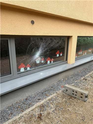 Mit diesem Fuß wurde offensichtlich versucht diese Scheibe der Grundschule in Rieden einzuwerfen.  Foto: Ortsgemeinde Rieden