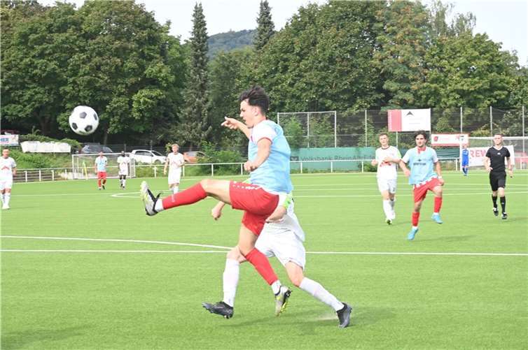 Mit diesem Heber hätte Josip Bilac vom TuS Mayen kurz vor der Pause durchaus für den Ausgleich sorgen können.