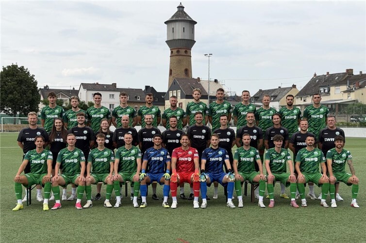 Mit diesem Kader geht der FV Engers in die Oberliga-Spielzeit 2026/27: (obere Reihe von links) Roman Hudov, Gabriel Jost, Gabriel Müller, Paul Bermel, Max Schmitten, Christian Meinert, Nils Wambach, David Eberhardt, Jonathan Kap, Jonas von Haacke, Hasan Kesikci, Lukas Szymczak, (mittlere Reihe von links) Mannschaftsarzt Dr. Michael Rettler, Physio Mariella Sehn-Henn, Physio Enrico Kämpflein, Physio Clara Martschei, Torwarttrainer Deniz Görgün, Torwarttrainer Marc Reifenschneider, Co-Trainer Martin Weber, Trainer JulianFeit, Co-Trainer Philipp Frank, Sportlicher Leiter Aleksandar Naric, Athletiktrainer Sören Klappert, Teammanager Noel Schlesiger, Betreuer Udo Prangenberg, (untere Reihe von links) Enrico Rößler, Jesper Penterman, Mattis Thewalt, Vadim Semchuk, Arjan Bajrami, Safet Husic, Leon Odenthal, Kevin Lahn, Lukas Müller, Manoel Splettstößer, Manuel Simons. Es fehlen: Marcel Stieffenhofer, Justin Willma und Eldin Hadzic.