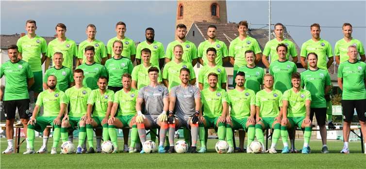 Mit diesem Kader geht der FV Engers ins Pokalspiel und die Oberliga-Saison: Obere Reihe von links nach rechts: Jonathan Kap, Marcel Stieffenhofer, Jonas Runkel, Goran Naric, Leon Gietzen, Andi Brahaj, Hasan Kesikci, Thilo Kraemer, Sören Klappert, Christopher Freisberg, Kevin Lahn; Mittlere Reihe von links nach rechts: Trainer Sascha Watzlawik, Co-Trainer Vitalij Karpov, Athletiktrainer Matthias Daun, Mannschaftsarzt Dr. Thomas Klimaschka, Vadim Semchuk, Yannik Felber, Lukas Klappert, Betreuer Udo Prangenberg, Videoanalyst Lars Nolden, Physio Lee Sicilia, Torwarttrainer Marco Weiler; Untere Reihe von links nach rechts: Daniel Fiege, Niklas Hermann, Delil Arbursu, Christian Meinert, Maximilian Grote, Safet Husic, Kapitän Yannik Finkenbusch, Manoel Splettstößer, Noel Schlesiger, Manuel Simons Es fehlen: Thorsten Schmidt, Teammanager Aleksandar Naric, Betreuer Karl-Heinz Winnen. Fotos: FVE