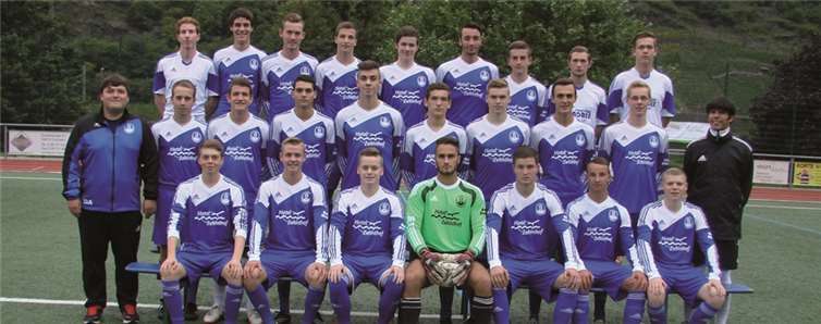 Mit diesem Kader wollen die A-Junioren der JSG Cochem in der Saison 2014/2015 nicht in Abstiegsgefahr geraten. (Hinten v.l.) Philipp Sips, Lukas Bell, Hendrik Braun, Simon Breitbach, Fabian Windheuser, Arlind Schmitt, Rene Arnoldi, David Staroschinski, Dominik Brietz. (Mitte v.l.) A2-Trainer Dennis Ahler, Fabian Zenz, Eric Schwarz, Giorgio Cialdella, Yannik Heidger, Yannick Rottstock, Andre Hürter, Bjarne Stamann, Maximilian Leusch, Trainer Christoph Reinisch. (Vorne v.l.) Niklas Diensberg, Philip Eifel, Lukas Theisen, Niklas Cornely, Christian Franzen, Yannick Angst, Rene Molitor.  LS
