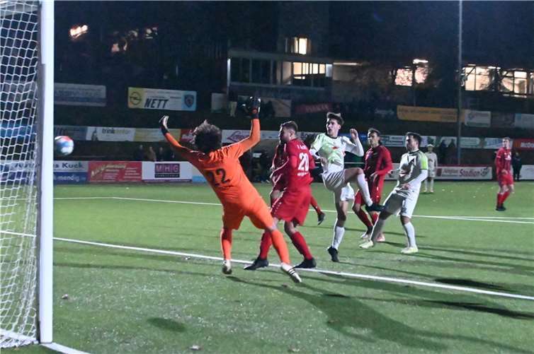 Mit diesem Kopfballtreffer zum 2:3 machte es Leonard Zerwas noch einmal spannend, doch der Eintracht lief die Zeit weg.  Foto: SK