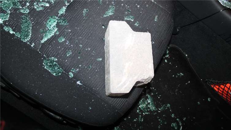 Mit diesem Pflasterstein wurde die Seitenscheibe eingeworfen. Polizeipräsidium Koblenz