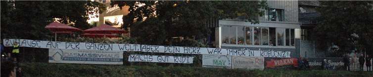 Mit diesem Plakat erinnerten die Anhänger der TuS Koblenz an ihre verstorbene Trainerlegende Rudi Gutendorf: „Zuhause auf der ganzen Welt, aber dein Herz war immer in Koblenz. Machs gut Rudi“.