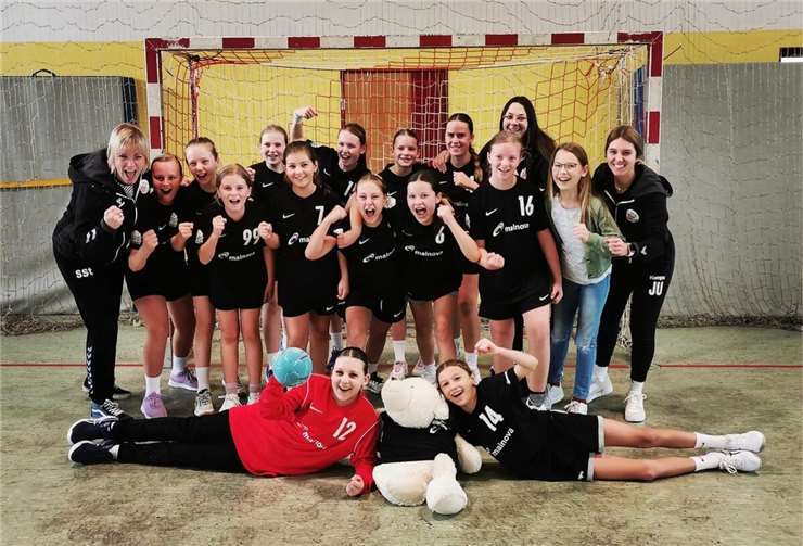 Mit diesem Sieg haben sie ihren ersten Tabellenplatz gefestigt und blicken optimistisch auf die kommenden Spiele. Quelle: JSG Welling/Bassenheim