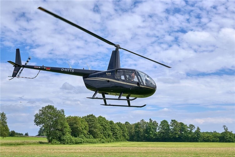 Mit diesem schwarzen Helikopter führt das Team von Heli Transair die Kontorolle von knapp 800 Kilometer Leitungsnetz im nördlichen Rheinland-Pfalz durch.