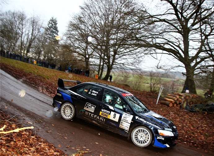 Mit diesem schwarzen Mitsubishi Evo 8 von Färber Motorsport sind Frank Färber und Peter Schaaf sonst unterwegs. Diesmal saß ADAC GT MASTERS Top-Pilot David Jahn am Steuer. Mit seinem Co Thomas Stern fuhr er auf den hervorragenden 3. Gesamtplatz.