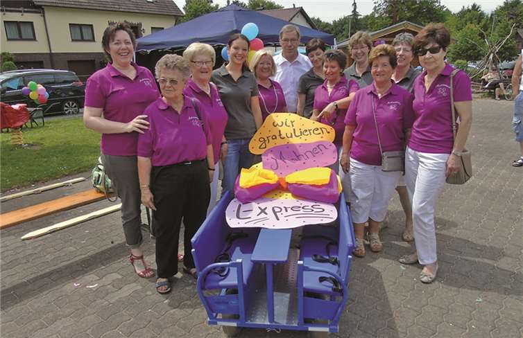 Mit diesem tollen Wagen machten die Möhnen den Kids eine Freude.