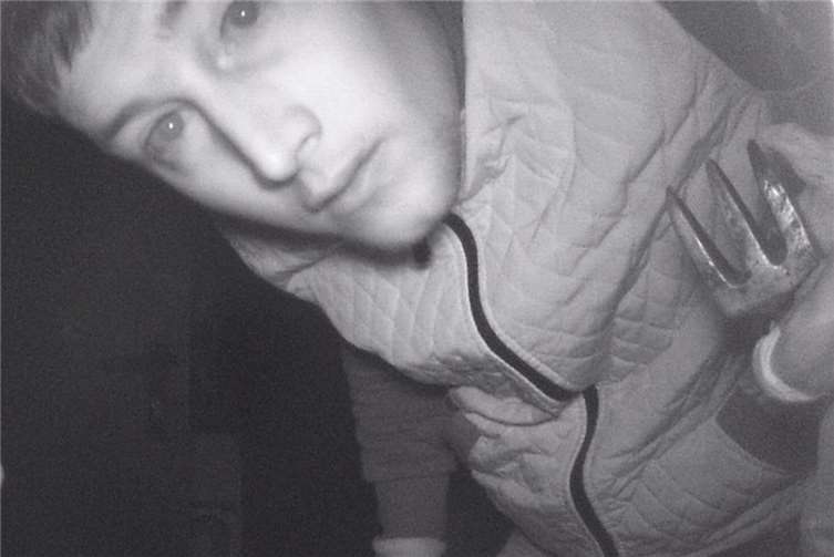 Mit diesen Bildern aus Videoaufzeichnungen sucht die Polizei nach den Tätern. PI Koblenz