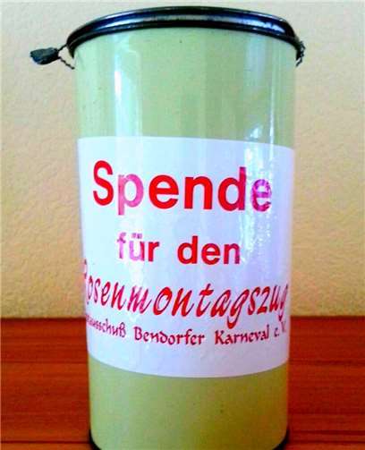 Mit diesen Spendendosen wird wieder für den großen Rosenmontagszug gesammelt.privat