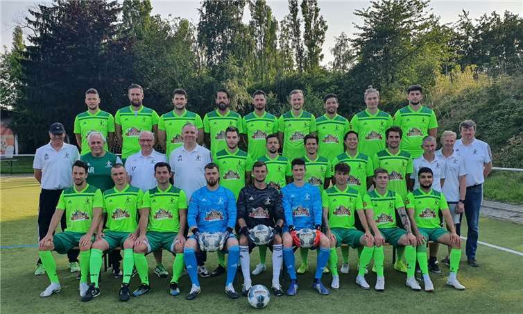 Mit diesen Spielern bestreitet die SG Eintracht Mendig/Bell die neue Saison in der Rheinlandliga. Beim offiziellen Mannschaftsfoto fehlten nur die beiden bulgarischen Neuverpflichtungen. Fotos: SK