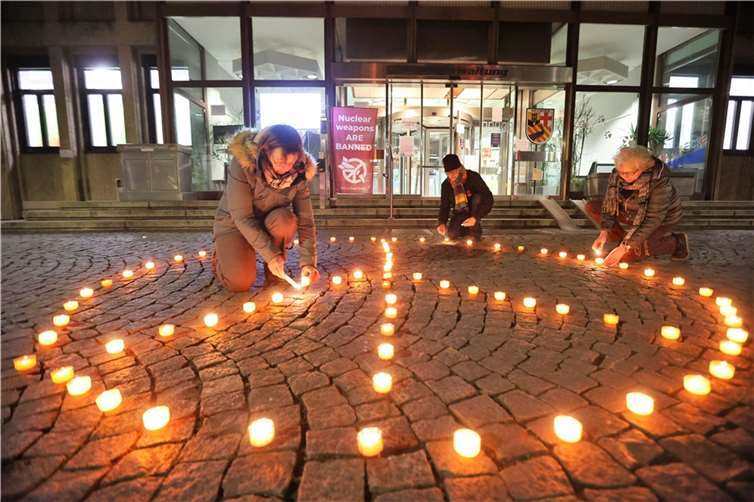Mit dieser Aktion beteiligen sich die Neuwieder Grünen an der bundesweiten Aktion „Licht im Dunkeln“, mit der der erste Jahrestag des Atomwaffenverbotsvertrags am 22. Januar gefeiert wird. Foto: Bündnis90/De Grünen