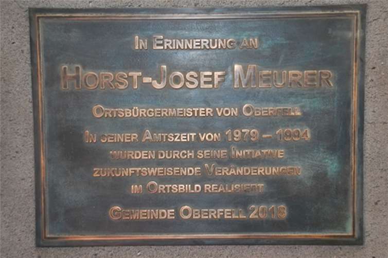 Mit dieser Gedenktafel ehrt die Gemeinde Oberfell den 2015 verstorbenen Altbürgermeister.