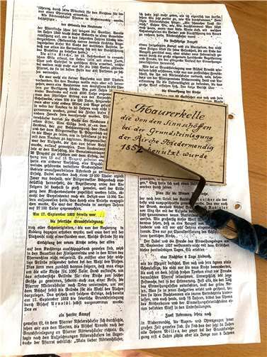 Mit dieser Maurerkelle wurde vor 171 Jahren im unteren Stadtteil der Grundstein für die St. Cyriakus-Kirche gelegt, deren Einweihung dann bereits nach nur 5 Jahren erfolgte.  Foto: Kurt Wicha