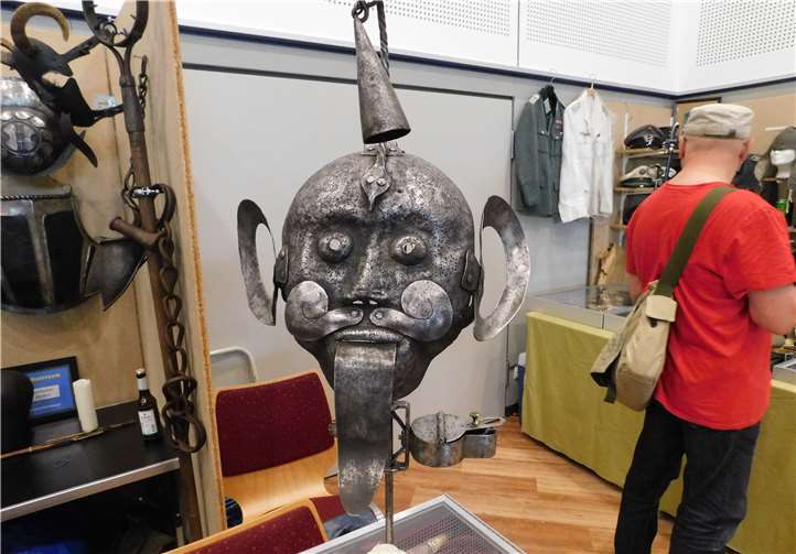 Mit dieser Schandmaske wurden „Schwätzer“ bestraft und an den Pranger gestellt.
