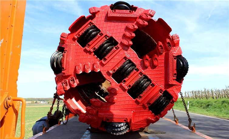 Mit dieser Tunnelbohrmaschine wird ein Abflussrohr unter der Fraunhoferstraße durchgeführt.Robert Wolf