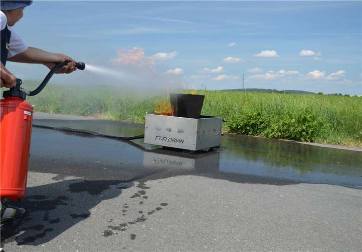 Mit dieser gasbetriebenen Anlage konnten kleinere Brände simuliert und mit Wasser befüllten Feuerlöschern gelöscht werden.