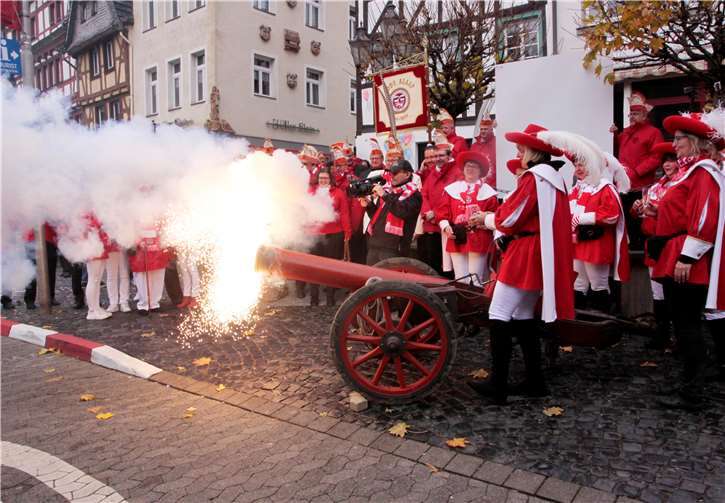 Mit drei Böllerschüssen eröffnete das 11. Regiment die 5 Jahreszeit.