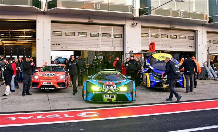 Mit drei KTM-Boliden und einem Porsche Cayman absolvierte das Adenauer Team von Teichmann Racing das letzte VLN-Saisonrennen.
